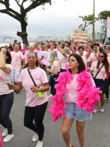 pessoas participando da caminhada #paratodosverem 