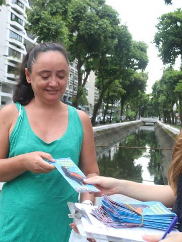 mulher recebe panfleto #paratodosverem