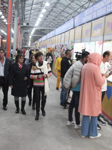 pessoas circulam pela praça de alimentação do evento. #paratodosverem