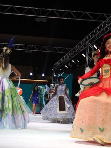 Destile de moda temático dos 480 anos de Santos. #Paratodosverem