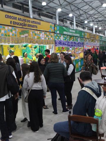 pessoas andando na festa #paratodosverem