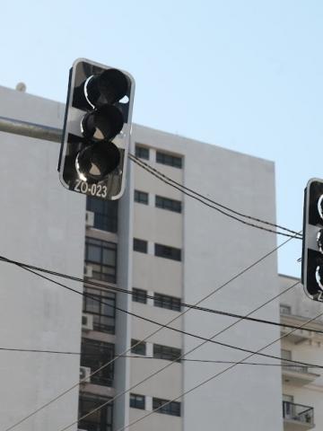 semáforos e prédio ao fundo. #paratodosverem 