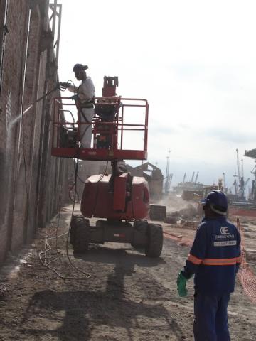 operários atuando no armazém #paratodosverem