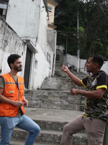técnico da defesa civil conversa com morador #paratodosverem 