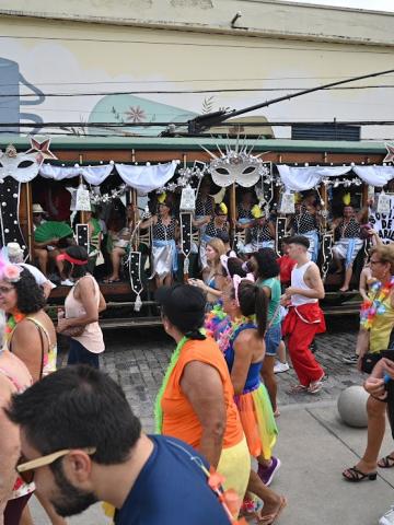 pessoas desfilando no carnaval #paratodosverem 