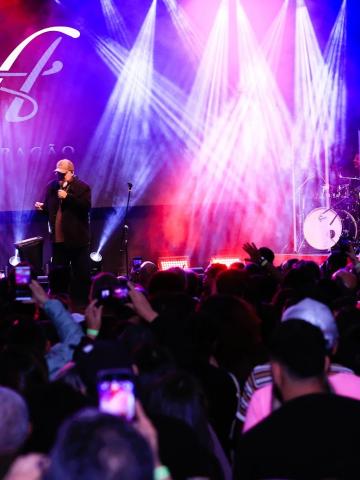 pessoas acompanhando o show de jorge aragão #paratodosverem