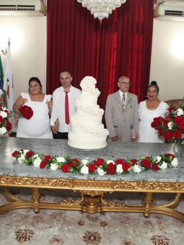 casais em frente a bolo #paratodosverem 