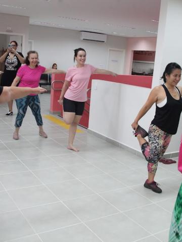 mulheres fazendo alongamento #paratodosverem 