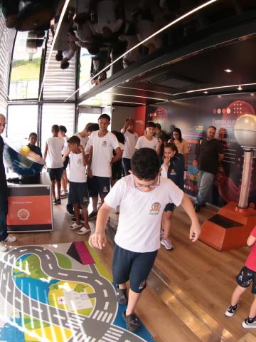 alunos participando da experiência #paratodosverem 