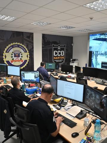 homens trabalhando em computador #paratodosverem