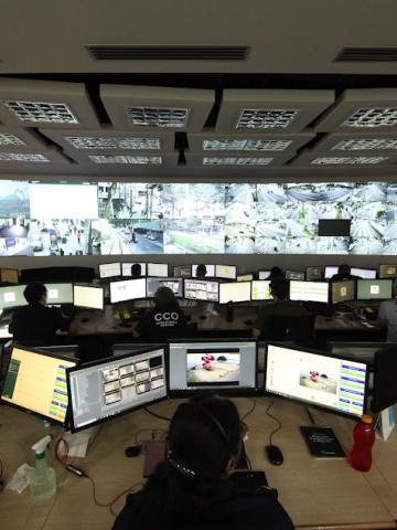 telas do centro de controle operacional com imagens da cidade. #paratodosverem