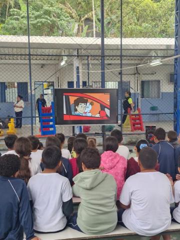 crianças assistem a palestra na quadra #paratodosverem