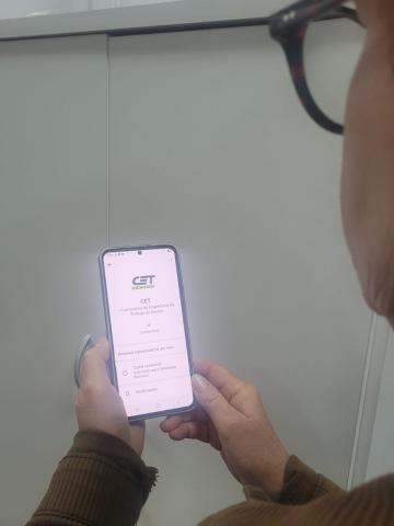 pessoa segurando o celular #paratodosverem