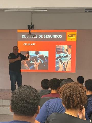 homem fala a alunos sentados #paratodosverem 