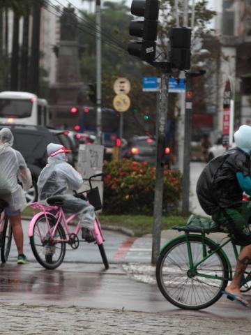 pessoas de bicicleta na chuva #paratodosverem