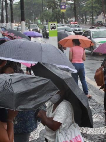 pessoas andando na chuva #paratodosverem