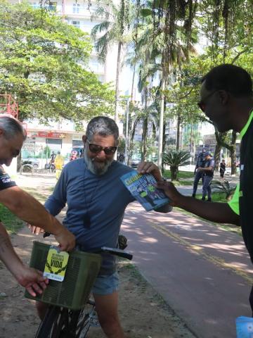 ciclista é parado e recebe panfleto #paratodosverem