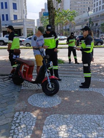 ciclista abordado por agentes da CET #paratodosverem 