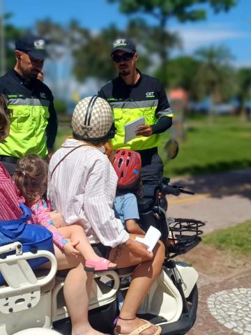 pessoas abordadas por agentes em ciclovia #paratodosverem 