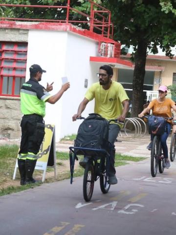 agentes abordando ciclistas #paratodosverem