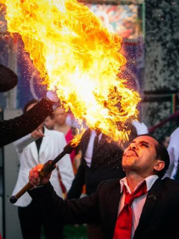 homem cospe fogo em espetáculo #paratodosverem