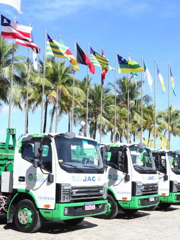 cinco veículos expostos em calçadão. #paratodosverem