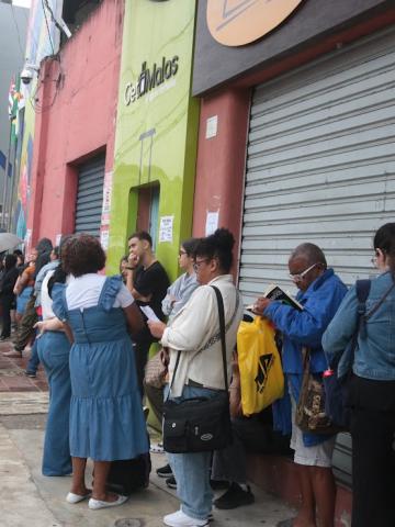 pessoas na fila para entrar em concurso #paratodosverem