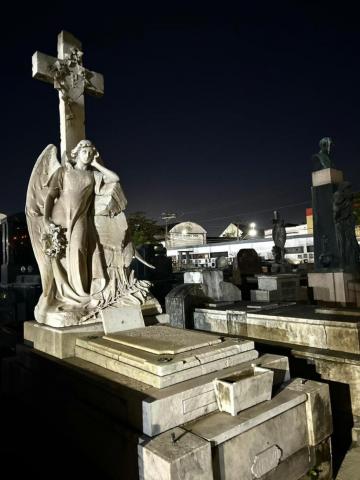 foto de cemitério à noite #paratodosverem 
