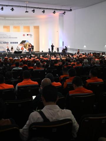 pessoas com coletes da defesa civil acompanham o congresso #paratodosverem