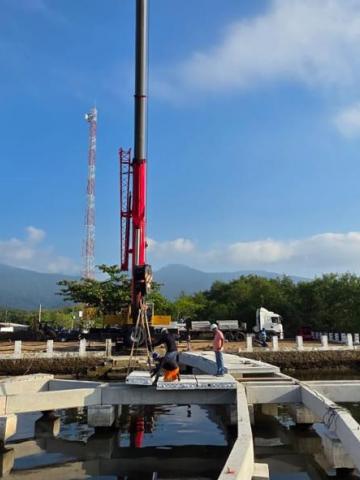 estrutura de vigas sobre o mar. #paratodosverem