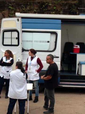 profissionais de saúde na frente da van do consultório na rua #paratodosverem 