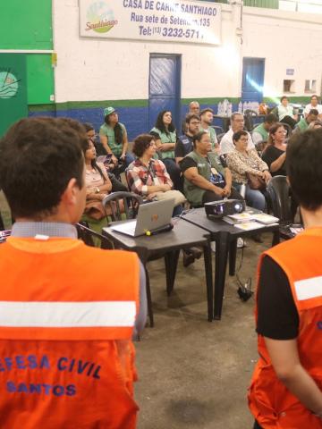 agentes de saúde assistem a capacitação #paratodosverem 