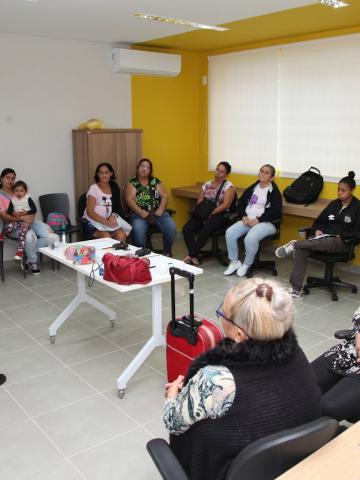 mulheres acompanham curso #paratodosverem 