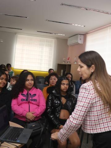 mulheres acompanham curso #paratodosverem 