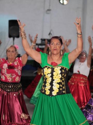 mulheres durante dança cigana #paratodosverem