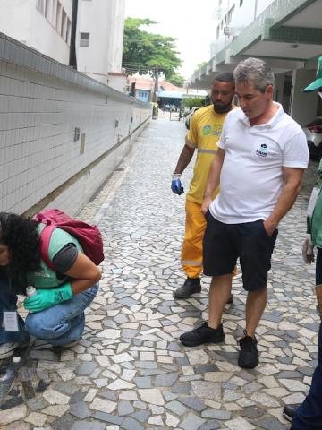 agentes procuram focos na praça mauá #paratodosverem