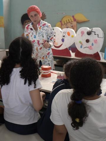 crianças assistem a explicação #paratodosverem