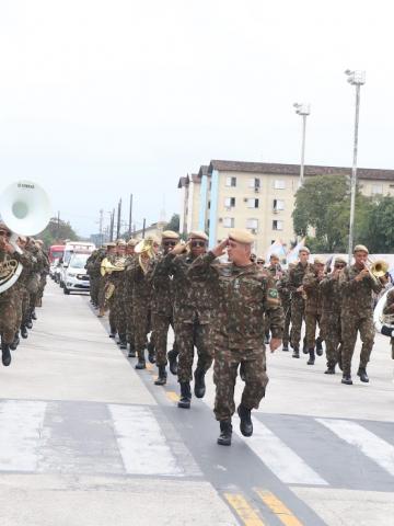 militares desfilando #paratodosverem