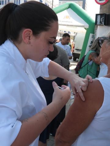 mulher é vacinada no braço #paratodosverem 
