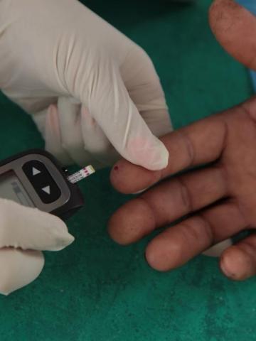 mão passa por teste de glicemia #paratodosverem 