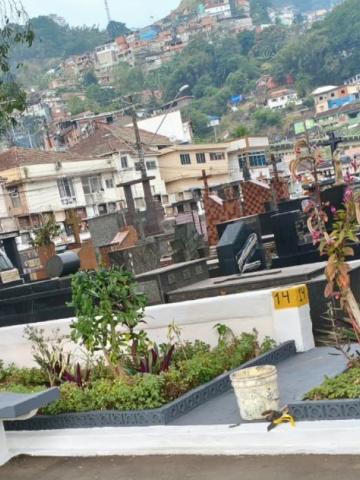 operários atuando em cemitérios #paratodosverem