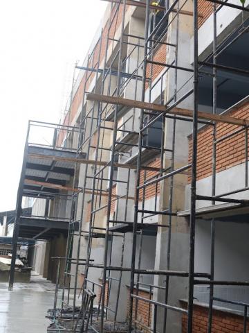 andaimes na parte de fora da escola em obras #paratodosverem