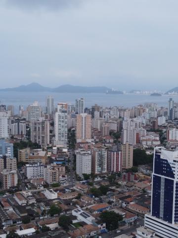 vista geral e panorâmica da cidade com o mar ao fundo. #paratodosverem