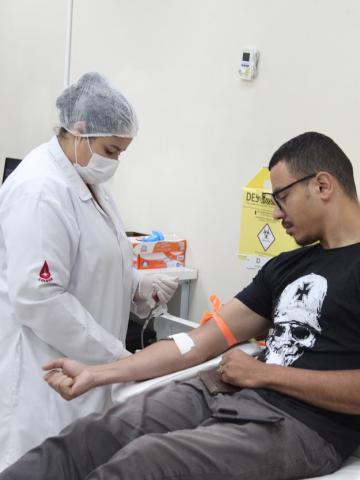 homem doando sangue #paratodosverem