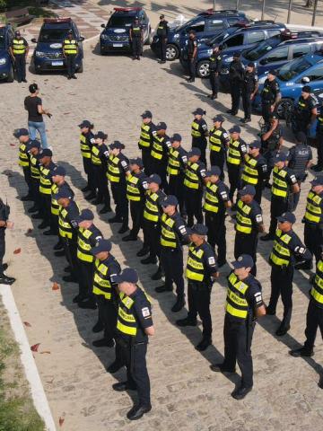 guardas municipais e viaturas perfilados em praça ao ar livre. #paratodosverem