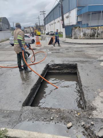 operário atua em sistema de drenagem #paratodosverem 
