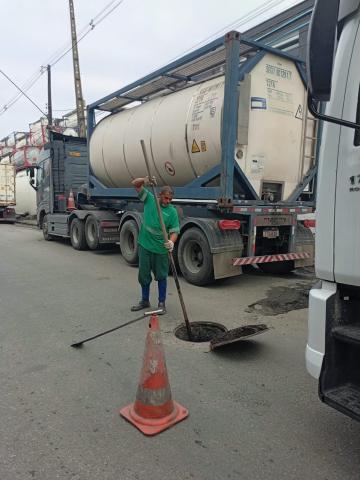 homem introduz hidrojato em bueiro.#paratodosverem