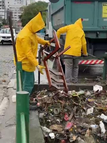 operários retirando lixo da drenagem #paratodosverem