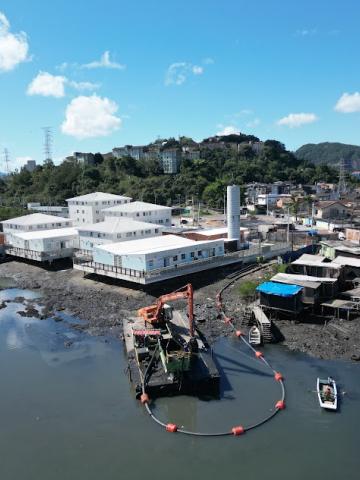 Iniciada dragagem e limpeza do Rio São Jorge, próximo ao Parque Palafitas, em Santos
