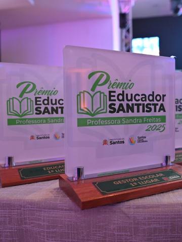 troféus do prêmio educador santista #paratodosverem 